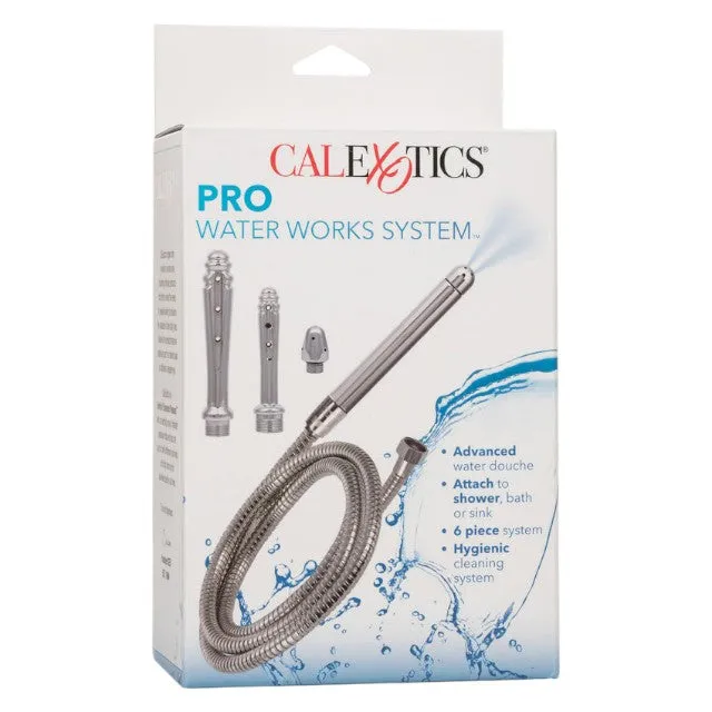 Duș anal CALEXOTICS Pro Water Works System. cu 4 capete interschimbabile. atașare ușoară la robinet. din oțel inoxidabil. argintiu