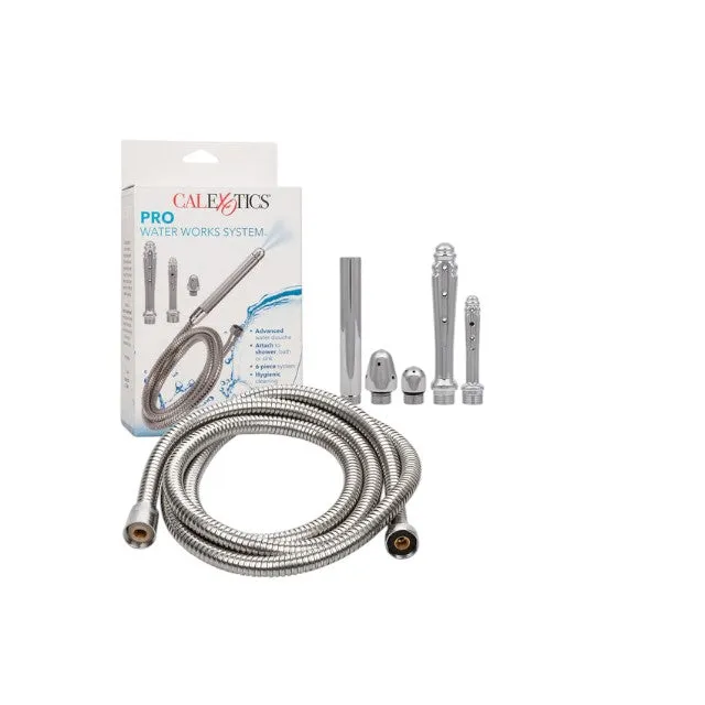 Duș anal CALEXOTICS Pro Water Works System. cu 4 capete interschimbabile. atașare ușoară la robinet. din oțel inoxidabil. argintiu